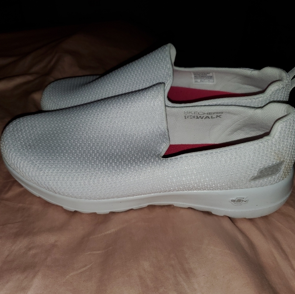 Sketchers white size 10 go walk joy slip ons